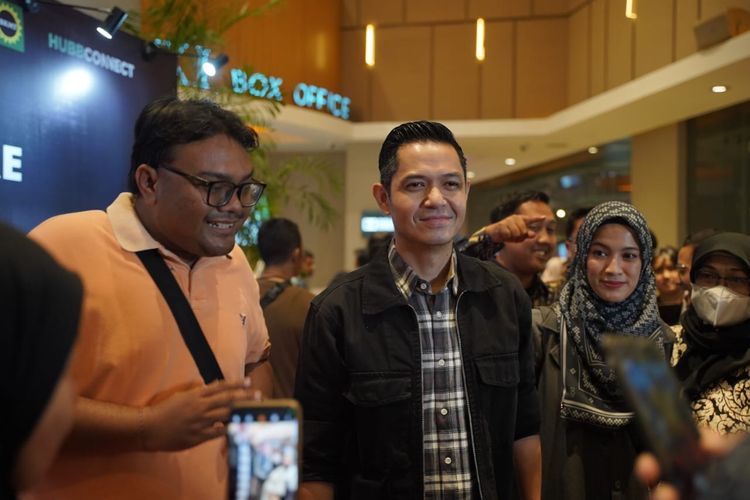 Pasangan selebritas Dude Harlino dan Alyssa Soebandono datang ke gala premiere film Satu Hari dengan Ibu di XXI Epicentrum, Kamis (14/9/2023). 