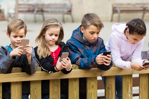 Pakai Gadget Tak Kurangi Kemampuan Sosial Anak