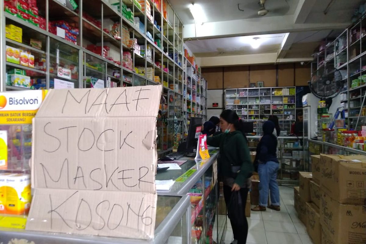 Apotek Kem-Kem di Jalan RE Martadinata, Samarinda, Kalimantan Timur, memasang pemberitahuan stok masker kosong, Selasa (3/3/2020).