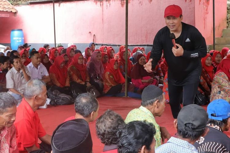 Bupati Wonogiri Joko Sutopo menyampaikan program Pemerintah Kabupaten (Pemkab) Wonogiri yang akan mempercantik wajah Pantai Sembukan dan Pantai Klotok saat bertatap muka dengan warga Desa Paranggupito, Kecamatan Paranggupito, Kabupaten Wonogiri, Jawa Tengah, Rabu (7/6/2023).