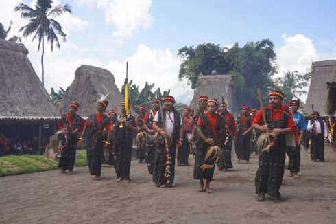 Makna Busana Adat Bajawa yang Dipakai Orang Ngada Saat Ritual Reba