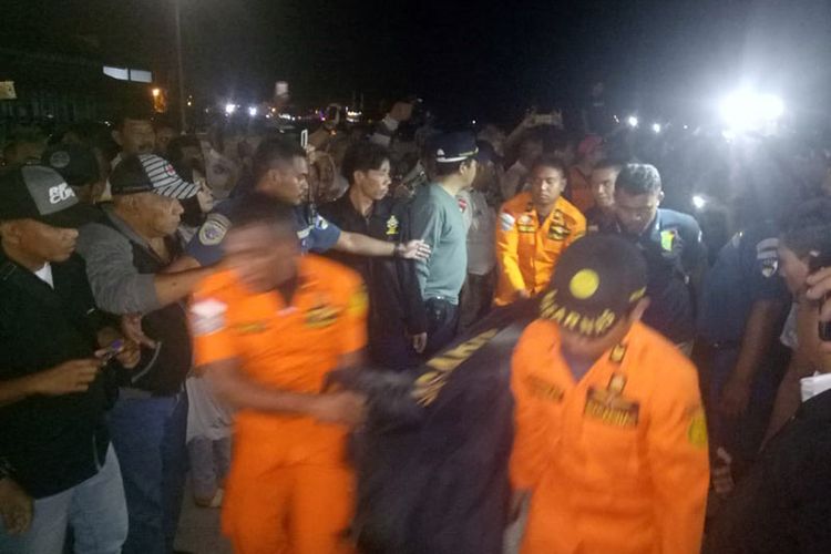 Dua Awak Feri KMP Bandeng yang ditemukan meninggal dievakuasi ke Ternate, Maluku Utara, Sabtu (18/8/2018)