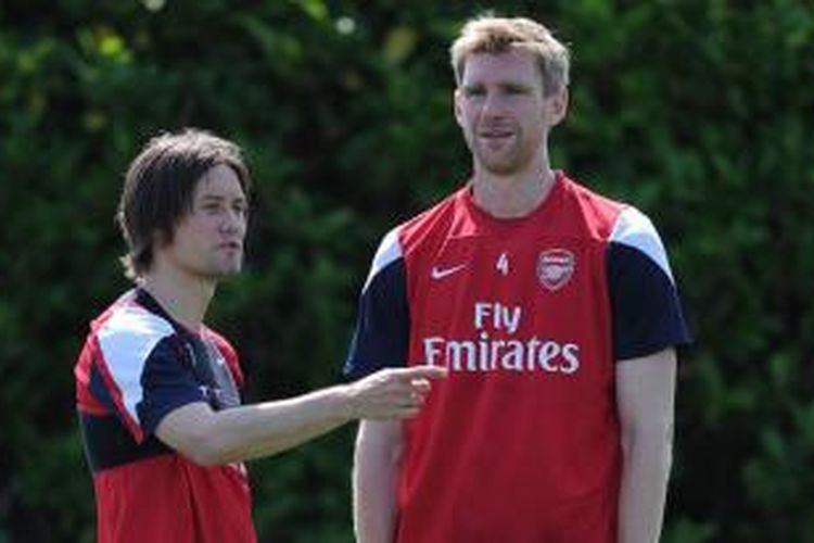 Gelandang Tomas Rosicky dan bek Per Mertesacker memperpanjang kerja sama dengan Arsenal, Selasa (4/3/2014).