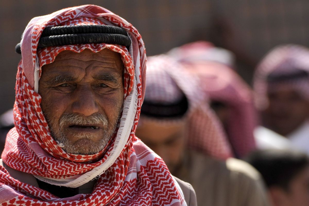 Ilustrasi sejumlah pria mengenakan Keffiyeh di tengah cuaca panas.