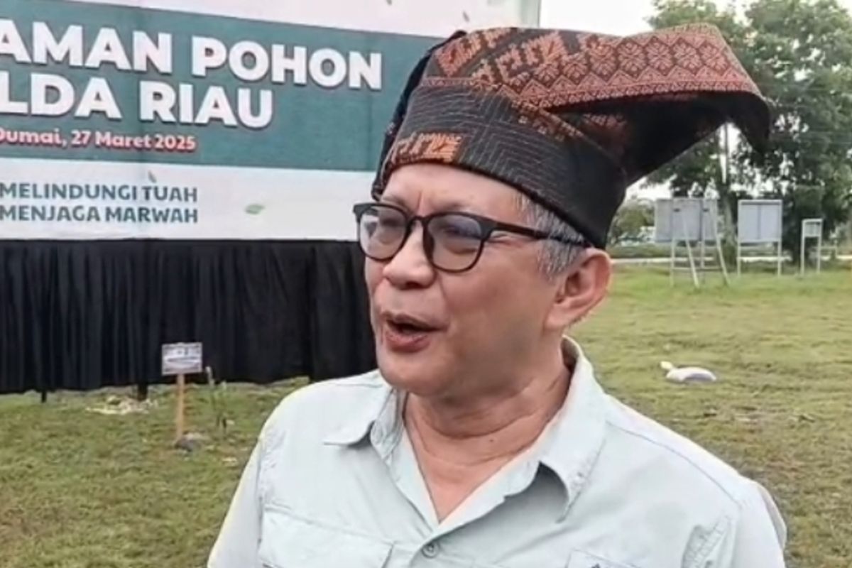 Rocky Gerung saat diwawancarai wartawan usia apel kesiapsiagaan pencegahan karhutla di Dumai, Riau, Kamis (27/3/2025).