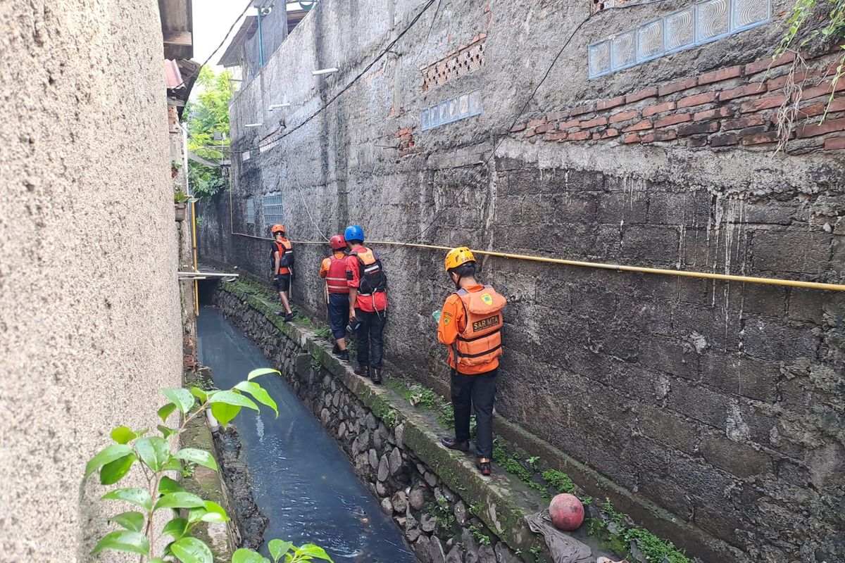 Tim SAR gabungan lanjutkan upaya pencarian terhadap bocah laki-laki berinisial MA (6) yang terseret arus saluran air di Jalan Kerja Bakti Gang Madukara RT 07 RW 02, Kelurahan Makasar, Kecamatan Makasar, Jakarta Timur.