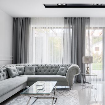 Ilustrasi ruang keluarga dengan warna silver atau abu-abu.