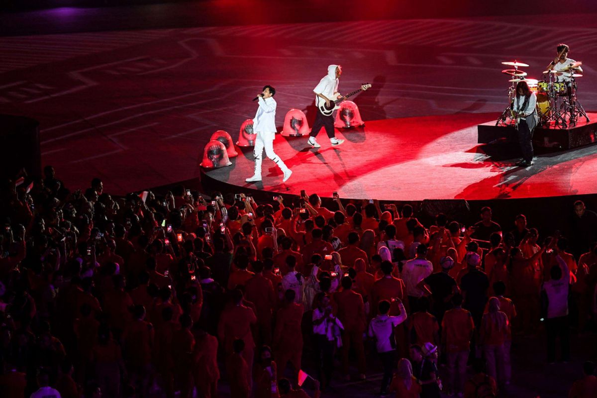 Penampilan Grup band Gigi pada Upacara Penutupan Asian Games ke-18 Tahun 2018 di Stadion Utama GBK, Senayan, Jakarta Pusat, Minggu (2/9/2018).