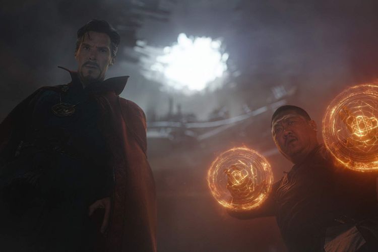 Benedict Cumberbatch (sebagai Doctor Strange) dan Benedict Wong (sebagai Wong) dalam Avengers: Infinity War. 