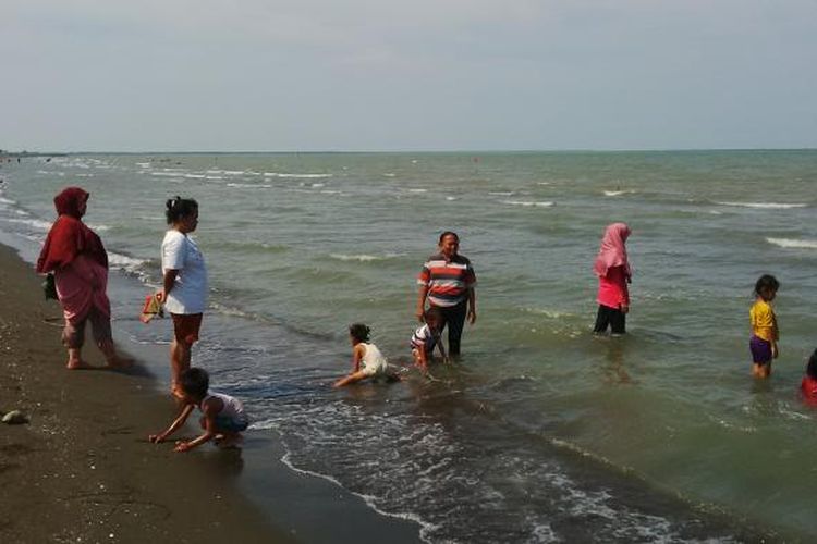 Suasana Pantai Randusanga Indah di Brebes, Jawa Tengah.