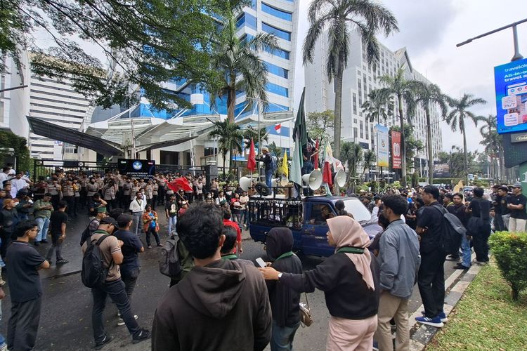 Mahasiswa Demo di Gedung Kemdiktisaintek, Soroti Akses Pendidikan Wilayah Pedalaman