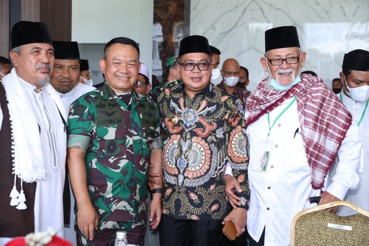 Kepala Staf Angkatan Darat (KSAD) Jenderal Dudung Abdurachman bertemu ulama hingga tokoh masyarakat ketika melakukan kunjungan kerja ke Makodam Iskandar Muda, Aceh, Jumat (11/3/2022).