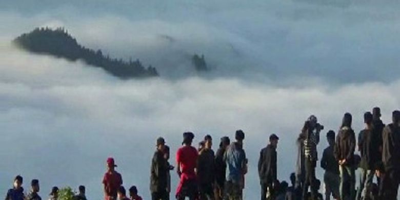 Setelah viral di medsos sejak lebih dari sebulan terakhir, obyek wisata Buntu Liarra yang populer dengan sebutan Negeri di atas awan kini terus disesaki wisatawan terutama pada hari Sabtu dan Minggu.