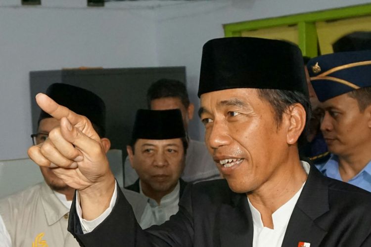 Presiden Joko Widodo bersama Ketua Dewan Perwakilan Rakyat (DPR) Setya Novanto, Ketua Dewan Komisioner OJK Wimboh Santoso di Pesantren KHAS Kempek, Cirebon, Jumat malam (20/10/2017).