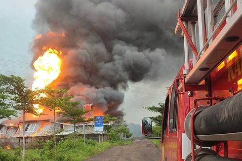Meledak dan Kembali Besar, Kebakaran Pabrik Busa Cirebon Belum Dapat Dipadamkan sejak Malam
