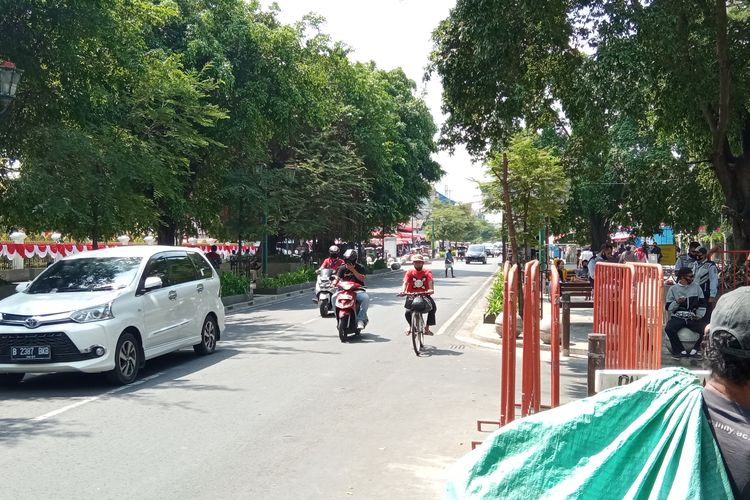 Suasana ujung malioboro sisi selatan, yang dilewati wisatawan 