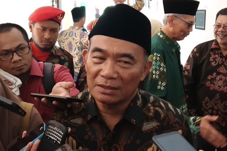 Menteri Pendidikan dan Kebudayaan Muhadjir Effendy menghadiri peresmian Gedung SMP dan SMA Muhammadiyah di Solo, Jawa Tengah, Jumat (4/10/2019).