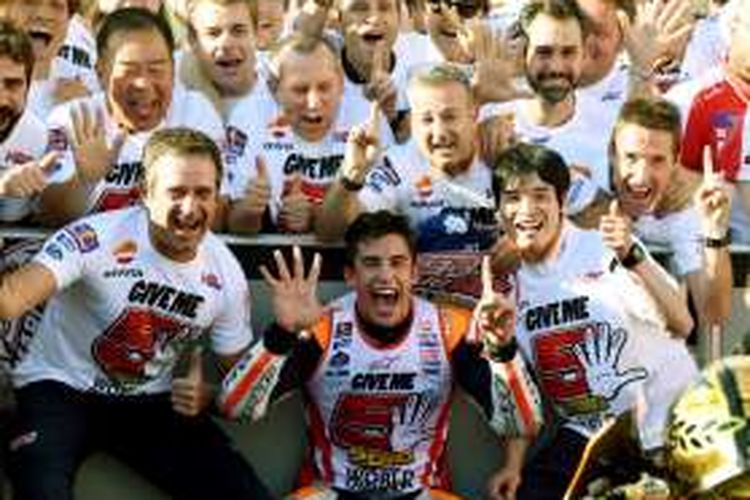 Pebalap Repsol Honda Team asal Spanyol, Marc Marquez (tengah), berpose bersama kru untuk merayakan raihan gelar juara dunia kelima sepanjang karier setelah memenangi balapan GP Jepang di Sirkuit Twin Ring Motegi, Minggu (16/10/2016).