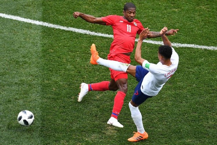 Jesse Lingard dilanggar oleh Armando Cooper pada pertandingan Grup G Piala Dunia 2018 antara Inggris dan Panama di Nizhny Novgorod, 24 Juni 2018. 