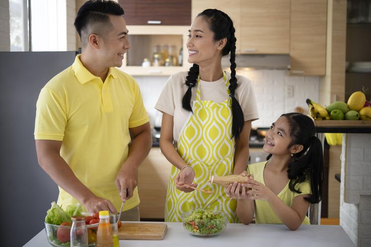 Masak dan Makan Bersama Keluarga Bisa Meningkatkan Kesehatan