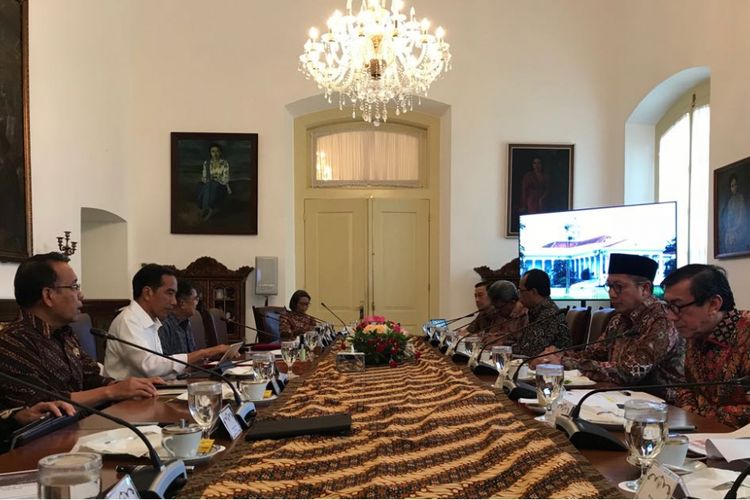Presiden Joko Widodo, Kamis (26/4/2018), saat memimpin rapat terbatas membahas dana haji di Istana Presiden Bogor.