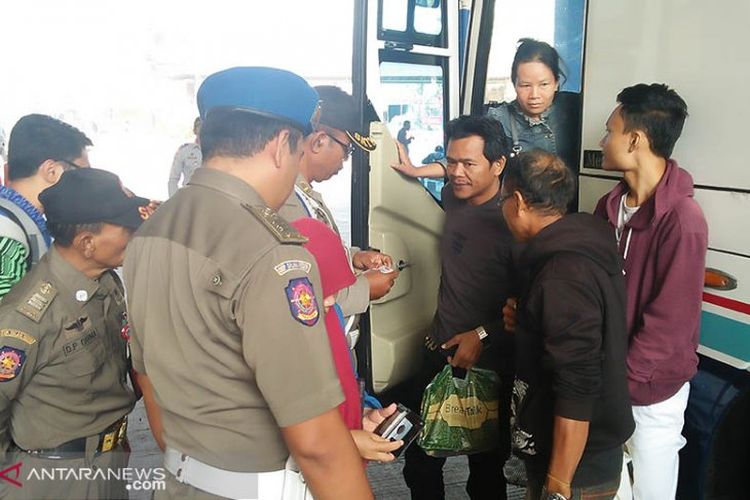 Petugas memeriksa pemudik yang membawa barang bawaan setibanya di Terminal Mengwi, Badung, Bali, Sabtu (8/6/2019). 