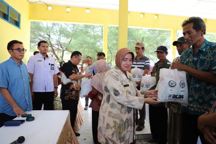 Bupati Purworejo Yuli Hastuti menyerahkan secara simbolis 500 paket bekal melaut untuk para nelayan di Desa Kertojayan, Kecamatan Grabag, Kabupaten Purworejo Jawa Tengah. 