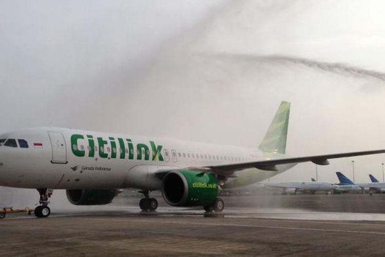 Pesawat Airbus 320 Neo ditarik memasuki Hanggar 4 di Garuda Management Facility, Bandara Soekarno Hatta, Banten, Jumat (24/2/2017). Pesawat Airbus 320 Neo ini adalah pertama kali di Indonesia yang akhirnya dimiliki oleh maskapai penerbangan Citilink.