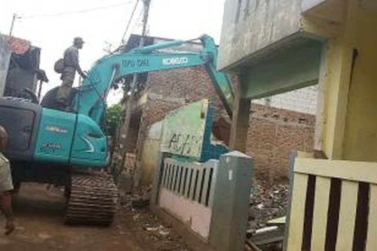 Alat berat dioperasikan untuk membongkar bangunan yang ada di Jalan Kampung Melayu Kecil 1, Bukit Duri, Jakarta Selatan pada Selasa (12/1/2016)