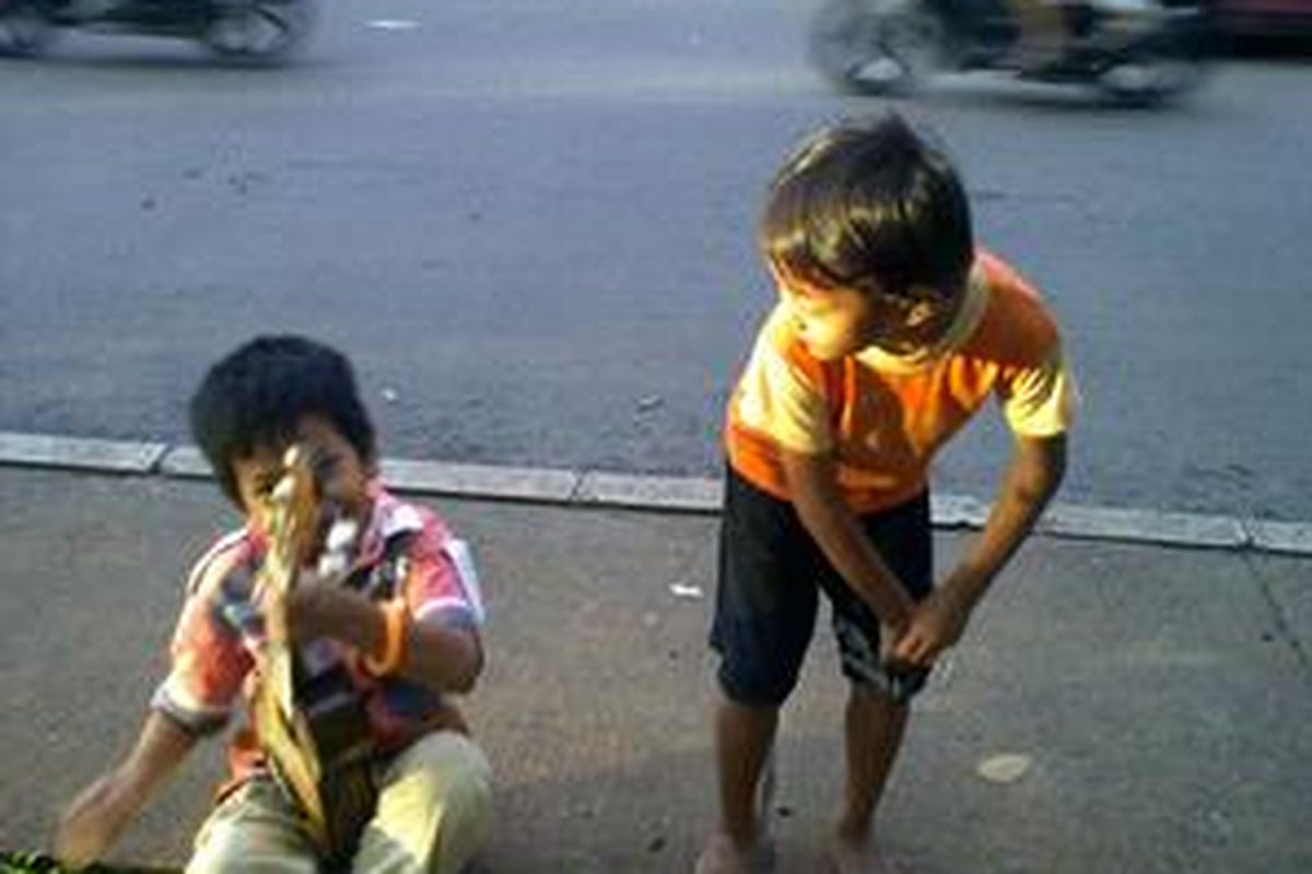 Anak jalanan di kawasan perempatan RS Fatmawati mengaku tak tahu rencana razia pemeriksaan dubur dan penyakit AIDS yang akan digelar hari ini, Kamis (21/1/2010).