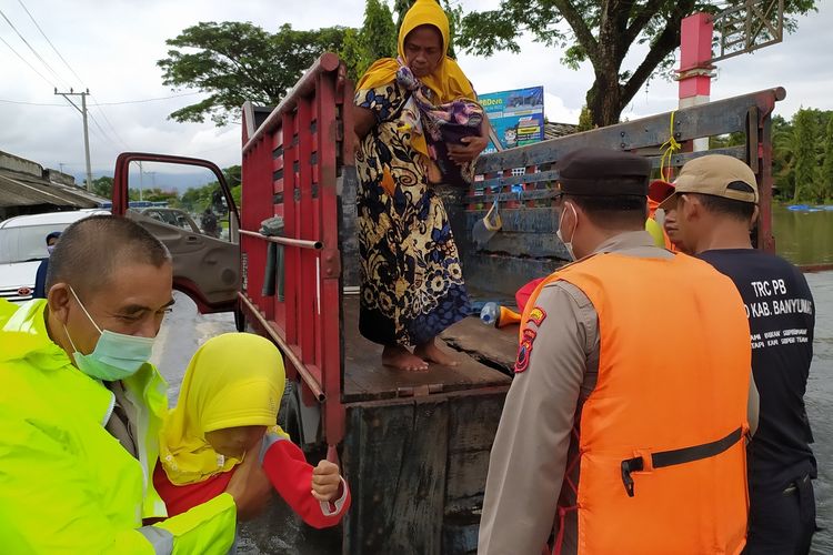 Warga korban banjir diungsikan ke Balai Desa Gebangsari, Kecamatan Tambak, Kabupaten Banyumas, Jawa Tengah, Selasa (15/3/2022).