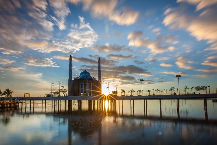 Tempat wisata di Makassar bernama Pantai Losari.