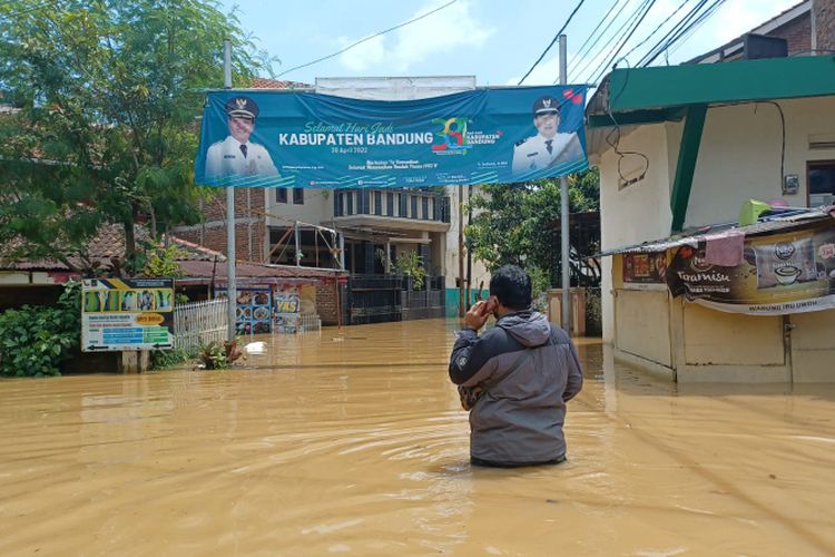 Banner bertuliskan Selamat Hari Ulang Tahun Kabupaten Bandung ke 381 terpasang di lokasi banjir di Kampung Bojong Asih, Desa Dayeuhkolot, Kecamatan Dayeuhkolot, Kabupaten Bandung, Jawa Barat, Rabu (20/4/2022