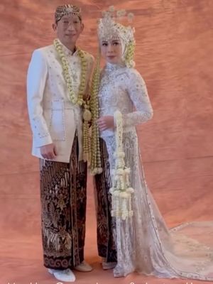 Melly Goeslaw tampil anggun dengan kebaya putih, siger megah, dan ronce melati di perayaan 30 tahun pernikahan, kental nuansa adat Sunda.