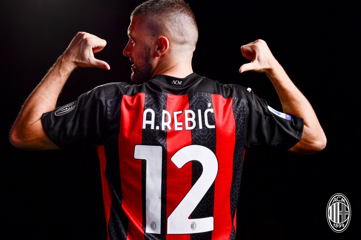 Penyerang asal Kroasia, Ante Rebic, menunjukkan nomor barunya setelah menandatangani kontrak 5 tahun bersama AC Milan pada Minggu (13/9/2020) dini hari WIB.