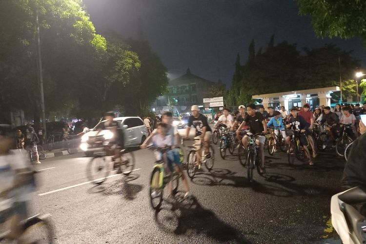 Pesepeda padati sekitaran Stadion Kridosono, Kota Yogyakarta, Jumat (31/10/2025)