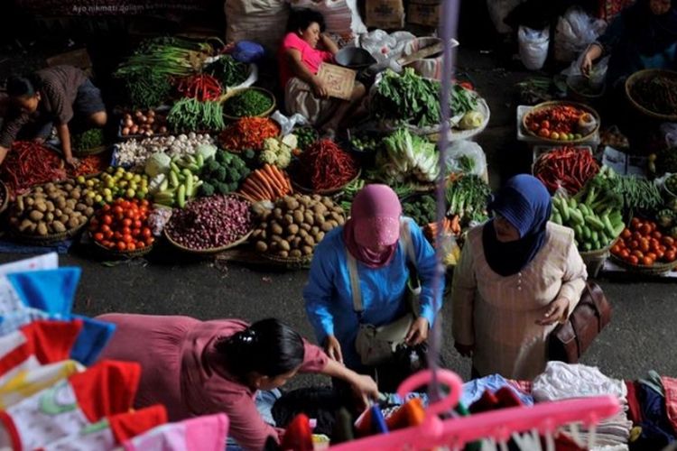 Pedagang kebutuhan pokok seperti sayu-sayuran, ikan, dan daging ayam di Pasar Kebayoran Lama, Jakarta Selatan. Badan Pusat Statistik mencatat pada bulan Juni 2015 terjadi Inflasi 0,54 persen. 

