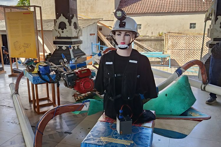 Fisherman Ergo-Headlamp, lampu kepala untuk nelayan Desa Serangan, Bali, ketika mencari udang saat malam hari. Lampu ini dipamerkan di pameran Desa Utak Atik di Desa Serangan, Sabtu (6/12/2025), yang digagas oleh CAST Foundation, Fab Lab Bali, dan Meaningful Design Group. 