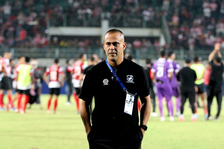 Pelatih Madura United Fabio Lefundes seusai pertandingan pekan 7 Liga 1 2022-2023 melawan Persikabo 1973 yang berakhir dengan skor 2-1 di Stadion Gelora Bangkalan, Sabtu (27/8/2022) malam.