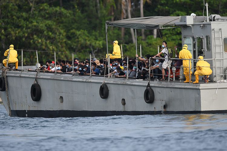 Landing Craft Utility (LCU) KRI dr Soeharso mengangkut 188 WNI ABK World Dream untuk diobservasi di Pulau Sebaru Kecil, Kepulauan Seribu, Jakarta, Jumat (28/2/2020). Selanjutnya, para WNI itu akan melanjutkan 14 hari masa observasi usai dipulangkan dari Hong Kong akibat mewabahnya virus corona (Covid-19).