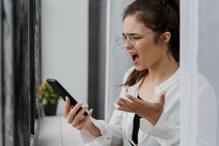 Ilustrasi perempuan yang marah ketika di-ghosting dalam hubungan.