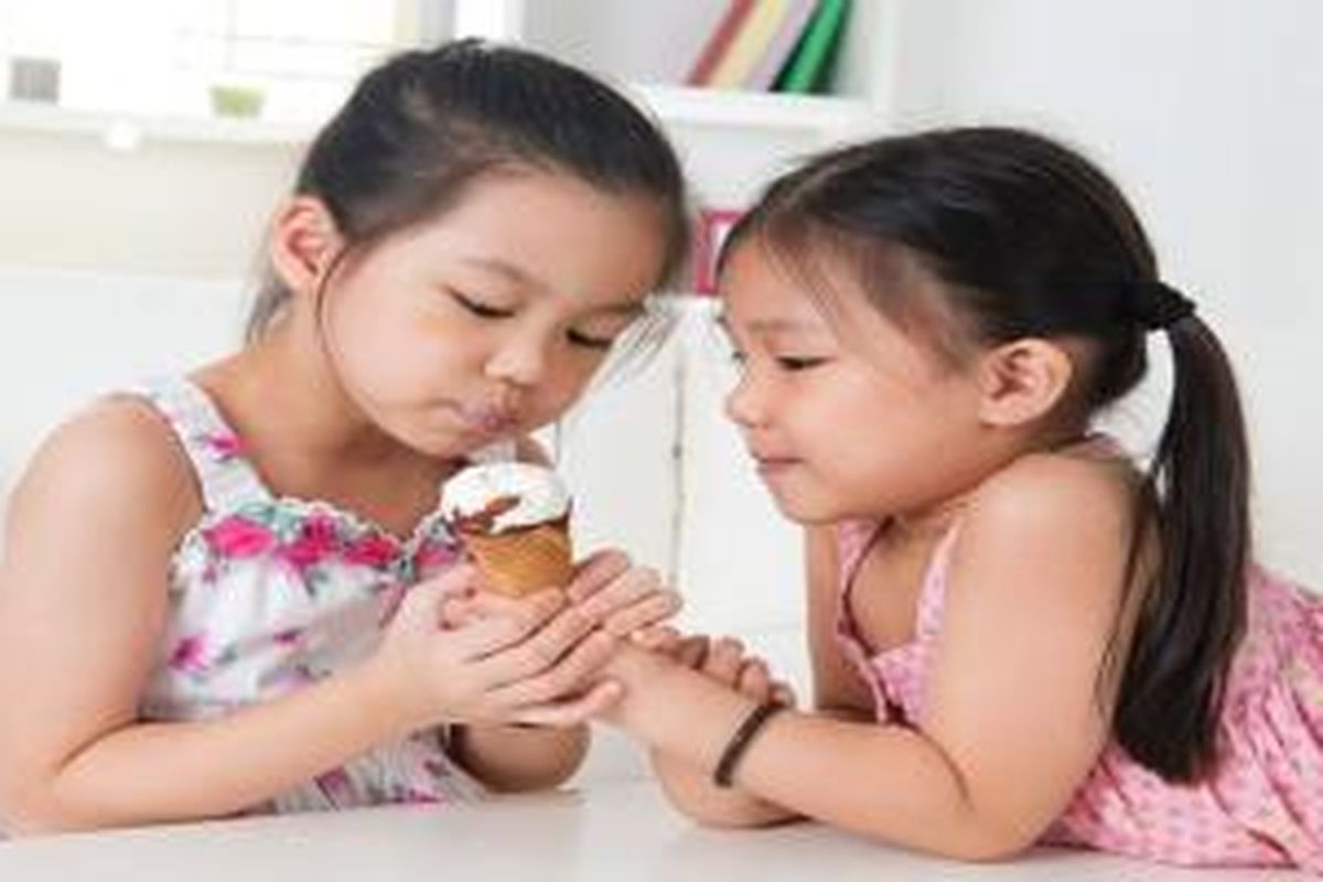 Ajarkan anak saling berbagi sejak kecil