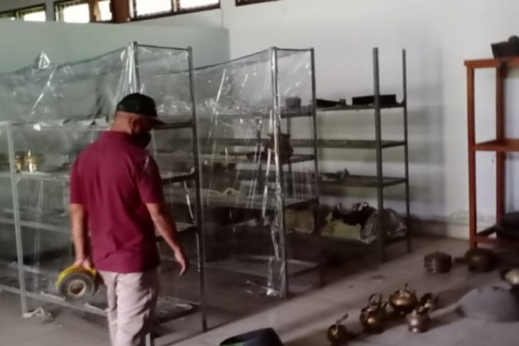 Petugas kepolisian sedang melakukan pemeriksaan di Tempat Kejadian Perkara (TKP) pencurian benda koleksi milik Museum Provinsi Sultra