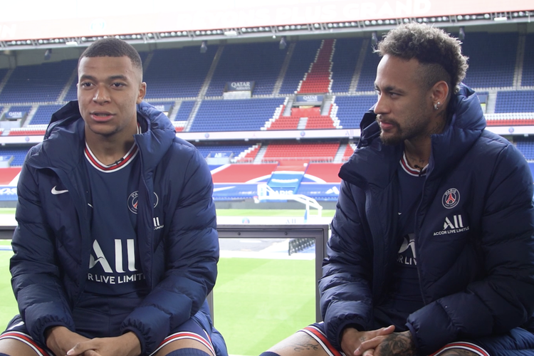 Pemain Paris Saint-Germain, Kylian Mbappe dan Neymar, saling melontarkan pertanyaan dalam sebuah sesi wawancara spesial. 