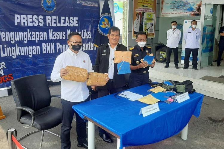 BNN Banten Amankan 2 Hakim dan 1 ASN PN Rangkasbitung. Kepala BNN Banten Hendri Marpaung saat memperlihatkn barang bukti yang diamankan