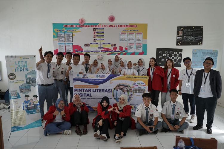 ahasiswa Magister Ilmu Komunikasi (Milkom) Angkatan 41 dan 42 Universitas Mercu Buana (UMB) Jakarta bersama dengan para dosen mengadakan acara pengabdian masyarakat di Rangkasbitung, Kabupaten Lebak, Banten, Sabtu (24/2/2024).