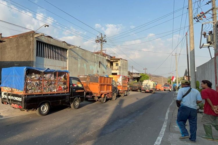 TPA Putri Cempo Solo Terbakar: Antrean Truk Sampah Mengular Panjang, DLH Batasi Khusus L-300, Pangkas Jam Pembuangan