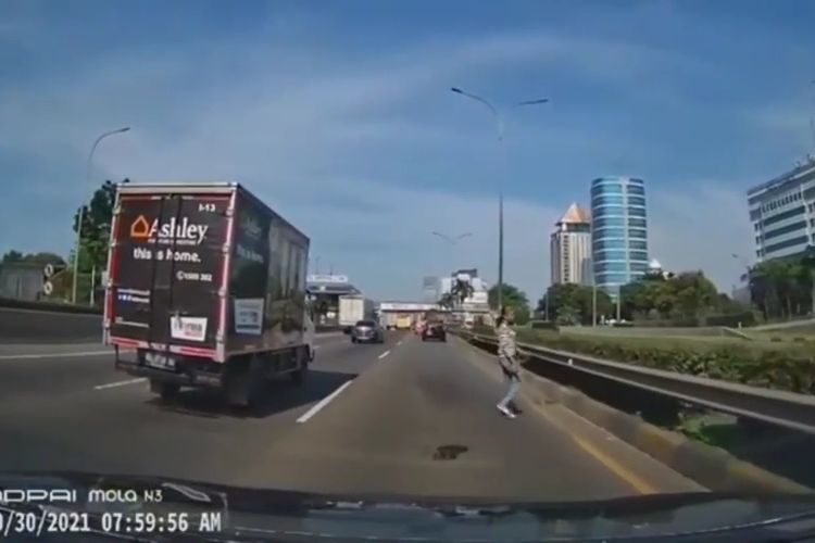 Tangkapan layar video pejalan kaki menyeberang sembarang di ruas Jalan Tol JORR arah Fatmawati, Jakarta Selatan.