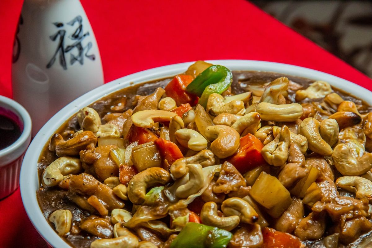 Ilustrasi ayam kung pao untuk menu makan malam