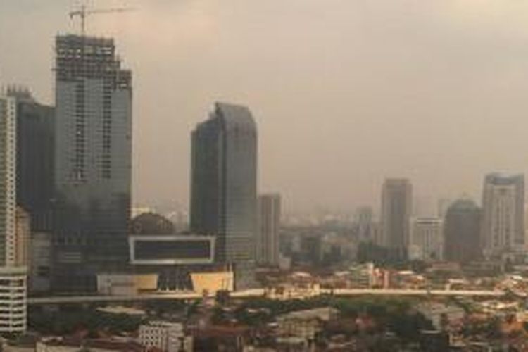 Gedung-gedung semakin menghalangi tanah menangkap air hujan dan menyimpannya menjadi air tanah. Di sisi lain, semakin hari penduduk Indonesia semakin padat.
